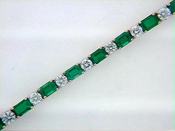 View PT/18KY Round Emerald & Baguette Diamond